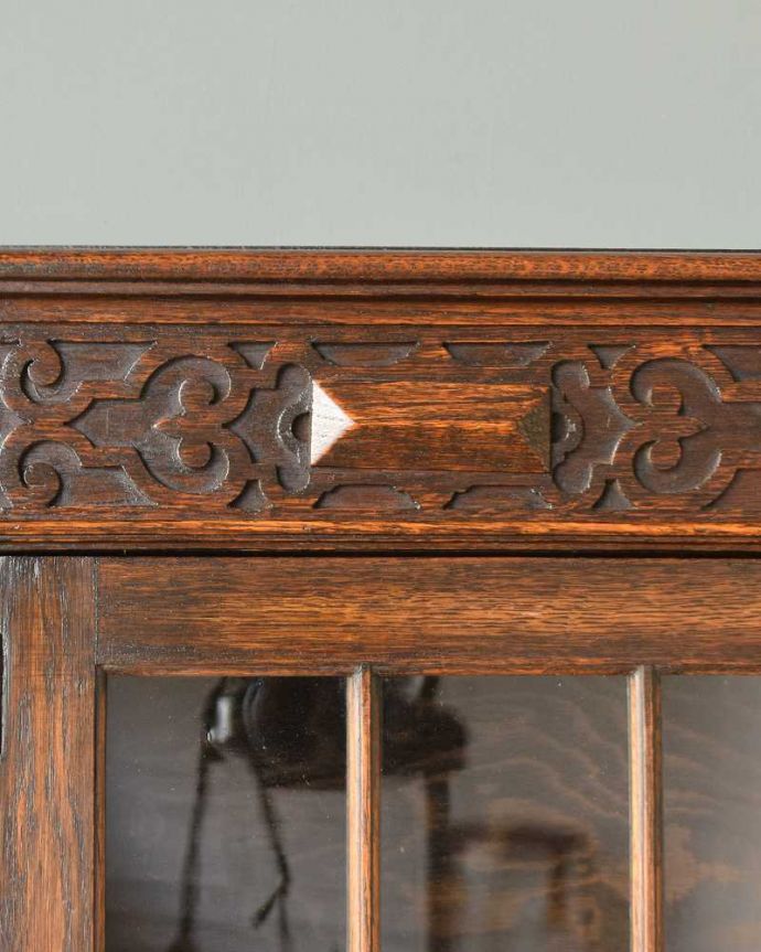 ビューロー　アンティーク家具　ガラス扉が付いた豪華なアンティークスチューデントビューロー。いろんな場所にこだわり彫のデザインもいろいろです。(q-1795-f)