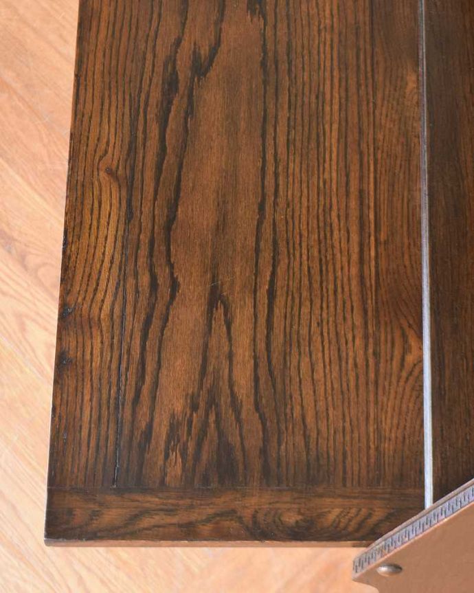 ビューロー　アンティーク家具　ガラス扉が付いた豪華なアンティークスチューデントビューロー。天板部分もキレイですやっぱりデスクの天板部分は気になるポイント。(q-1795-f)