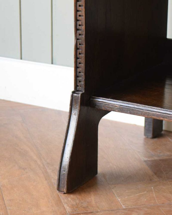 ビューロー　アンティーク家具　ガラス扉が付いた豪華なアンティークスチューデントビューロー。女性１人でラクラ運べちゃうんですHandleのアンティークは、脚の裏にフェルトキーパーをお付けしています。(q-1795-f)