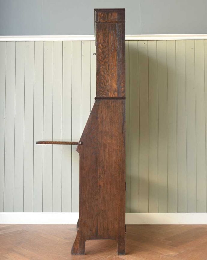 ビューロー　アンティーク家具　ガラス扉が付いた豪華なアンティークスチューデントビューロー。横から見ても素敵なんですもちろん、横から見てもキレイに仕上がっているので、いろんな場所に置いて使って下さい。(q-1795-f)