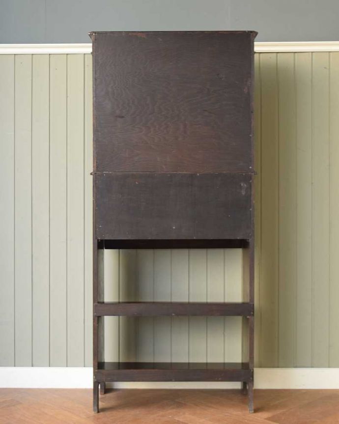 ビューロー　アンティーク家具　ガラス扉が付いた豪華なアンティークスチューデントビューロー。もちろん後ろ姿もキレイですアンティークは新品ではないので、もちろん経年変化によるキズはあります。(q-1795-f)