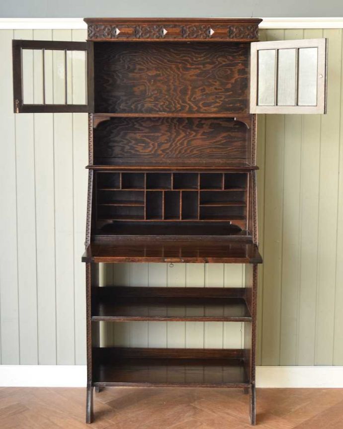 ビューロー　アンティーク家具　ガラス扉が付いた豪華なアンティークスチューデントビューロー。扉を開けた内側はこんな感じですビューローの下の部分は本棚キャビネットの中も職人がしっかり修復したのでキレイです。(q-1795-f)