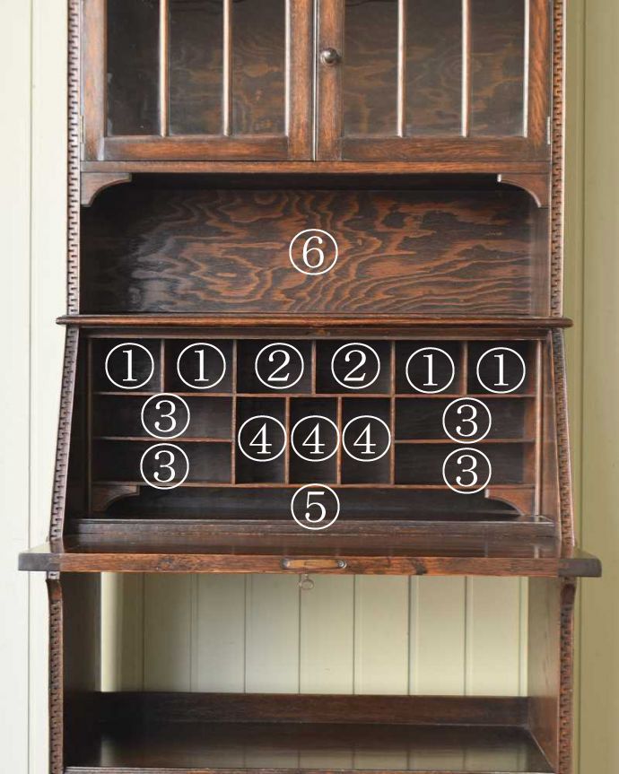 ビューロー　アンティーク家具　ガラス扉が付いた豪華なアンティークスチューデントビューロー。お片付け上手になれる仕切り扉の中身は整理整頓しやすいように細かく仕切られています。(q-1795-f)