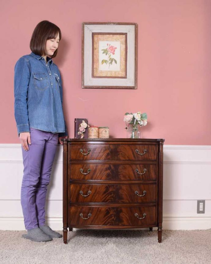 アンティークのチェスト　アンティーク家具　アンティーク英国輸入家具、木目の美しさに魅了される4段チェスト。大人の雰囲気漂う人気の英国チェストシンプルなデザインだからこそ木目の美しさが際立つチェスト。(q-1796-f)