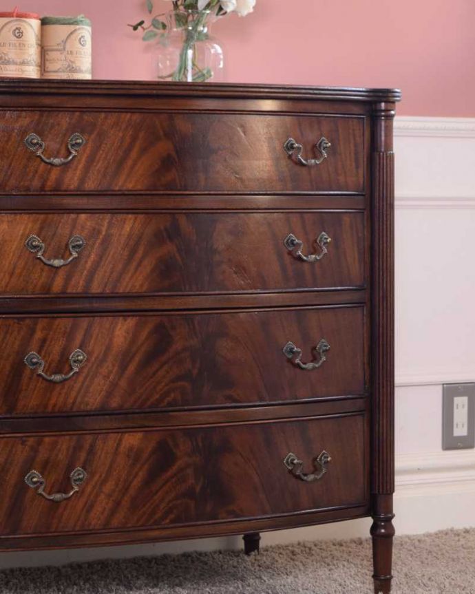 アンティークのチェスト　アンティーク家具　アンティーク英国輸入家具、木目の美しさに魅了される4段チェスト。アンティークだから手に入る質の良さ現代では手に入れることが出来ない質のいい素材が使われているのもアンティーク家具の特長。(q-1796-f)