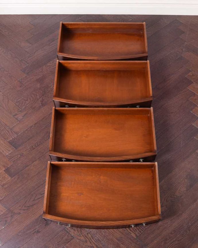 アンティークのチェスト　アンティーク家具　アンティーク英国輸入家具、木目の美しさに魅了される4段チェスト。引き出しの中もキレイに修復しましたお洋服を入れてもいいように、引き出しの中も専門の職人が時間をかけてしっかり修復しました。(q-1796-f)