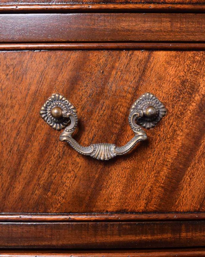 アンティークのチェスト　アンティーク家具　アンティーク英国輸入家具、木目の美しさに魅了される4段チェスト。アンティークらしい取っ手アンティーク家具は取っ手のデザインまで、なんだか高級感があるんですよね。(q-1796-f)