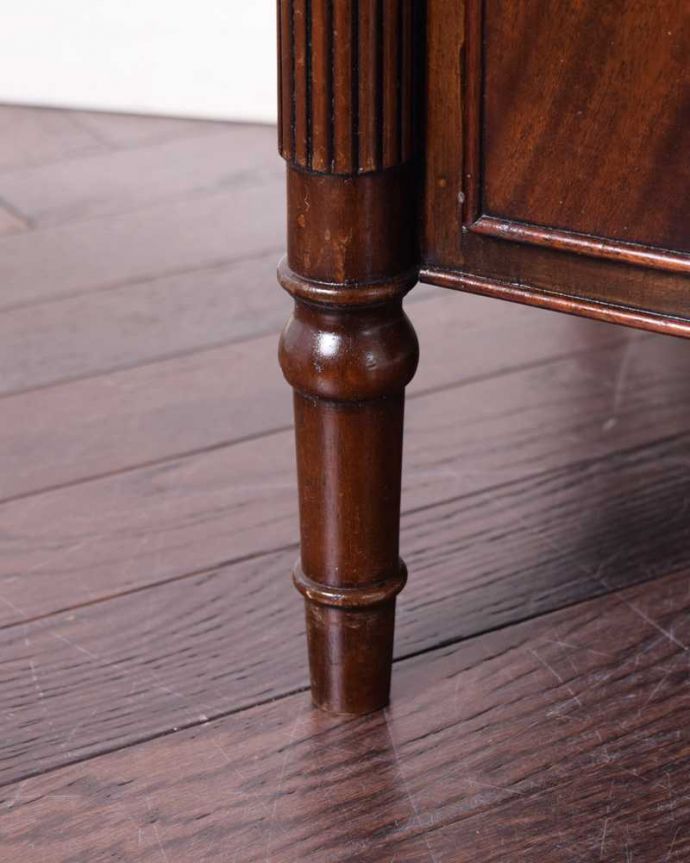 アンティークのチェスト　アンティーク家具　アンティーク英国輸入家具、木目の美しさに魅了される4段チェスト。女性1人でラクラク運べちゃう仕掛けHandleのアンティークは、脚の裏にフェルトキーパーをお付けしています。(q-1796-f)