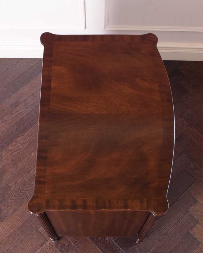 アンティークのチェスト　アンティーク家具　アンティーク英国輸入家具、木目の美しさに魅了される4段チェスト。ピカピカに仕上げましたHandleでは修復の時、天板の塗装も一度剥離してキレイに仕上げました。(q-1796-f)