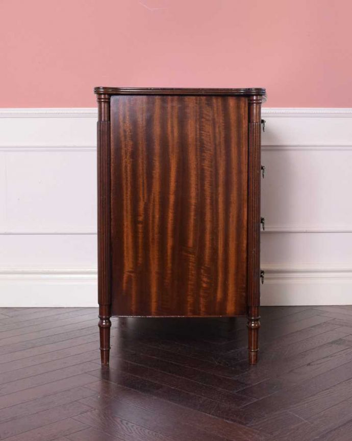 アンティークのチェスト　アンティーク家具　アンティーク英国輸入家具、木目の美しさに魅了される4段チェスト。横顔もキレイですどこから見られても絵になるスタイル。(q-1796-f)
