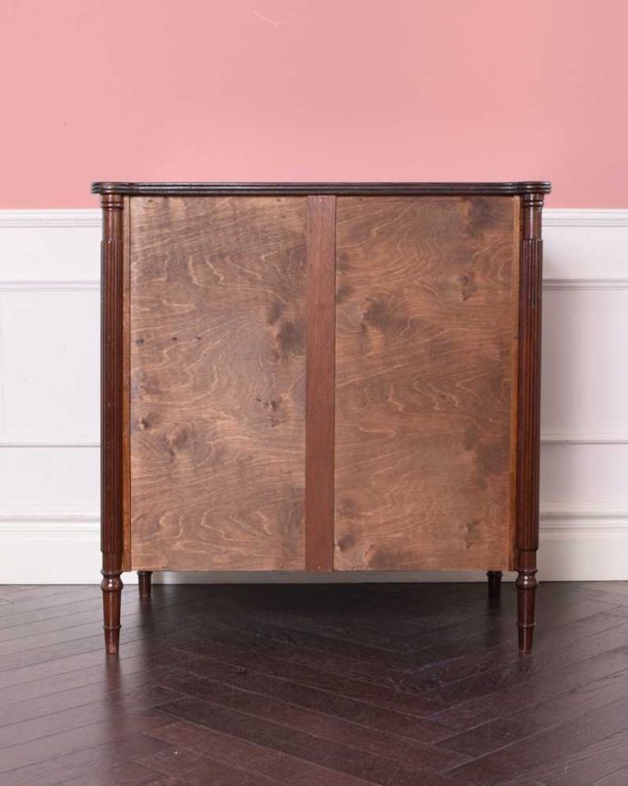 アンティークのチェスト　アンティーク家具　アンティーク英国輸入家具、木目の美しさに魅了される4段チェスト。後ろ姿も見て下さいアンティークは新品ではないので、もちろん経年変化によるキズはありますが、専門の職人が修復しました。(q-1796-f)