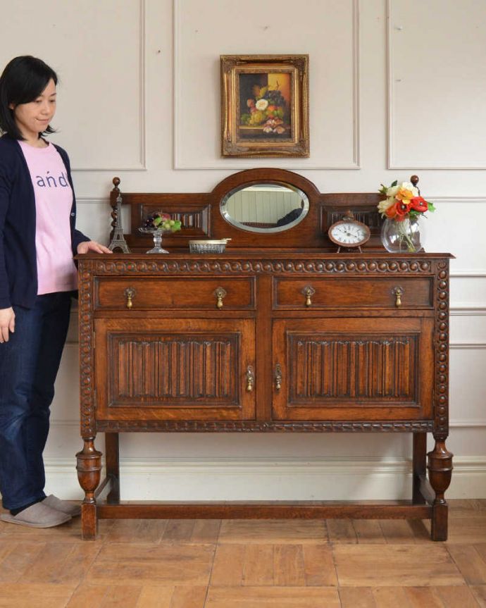 アンティークのキャビネット　アンティーク家具　英国輸入の和室にも馴染むアンティーク家具、オーバルミラーバックサイドボード。鏡がキラっと輝くサイドボード光を取り込んでキラキラ輝くミラーは、まだ電気が発達していなかった時代に太陽や蝋燭の灯りを反射させて部屋を明るくするために付けられたもの。(q-1797-f)