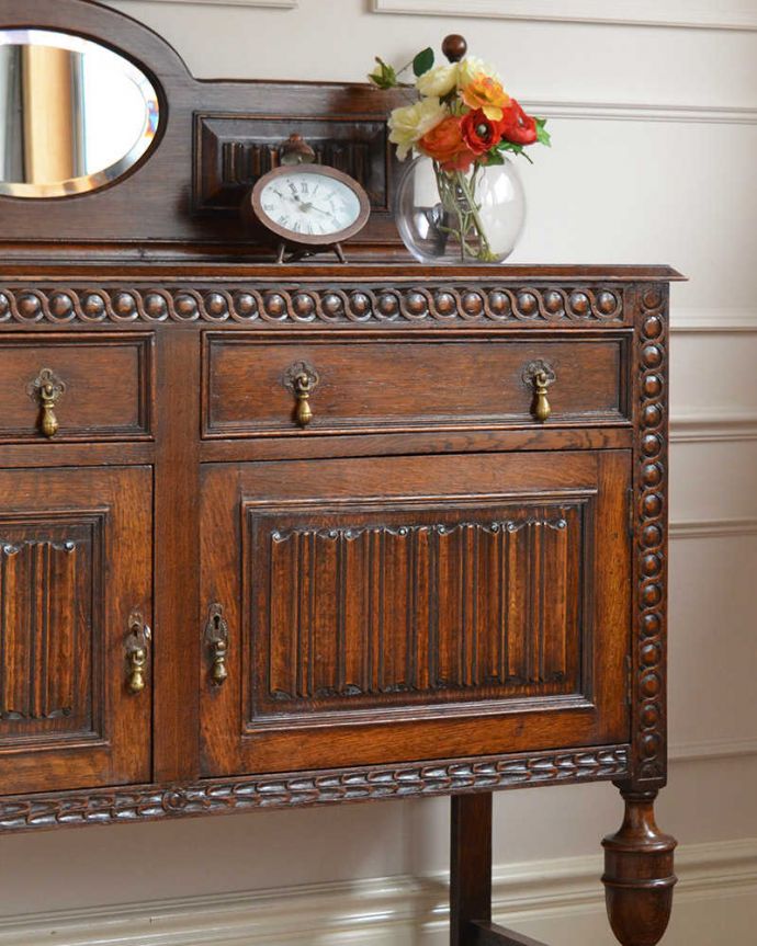 アンティークのキャビネット　アンティーク家具　英国輸入の和室にも馴染むアンティーク家具、オーバルミラーバックサイドボード。見た目の美しさとたっぷりの収納力が魅力もともとダイニングでサーブ用の家具として造られた英国らしいアンティーク家具。(q-1797-f)