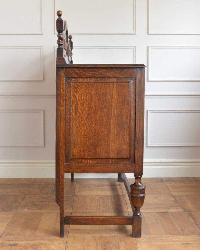 アンティークのキャビネット　アンティーク家具　英国輸入の和室にも馴染むアンティーク家具、オーバルミラーバックサイドボード。横から見た姿もステキ横から見てみるとこんな感じです。(q-1797-f)