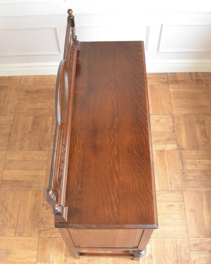 アンティークのキャビネット　アンティーク家具　英国輸入の和室にも馴染むアンティーク家具、オーバルミラーバックサイドボード。天板もしっかりキレイに修復しました。(q-1797-f)