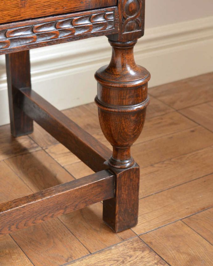 アンティークのキャビネット　アンティーク家具　英国輸入の和室にも馴染むアンティーク家具、オーバルミラーバックサイドボード。女性でも運べちゃう理由は･･･Handleのアンティークは、脚の裏にフェルトキーパーをお付けしていますので、重い家具でも床を滑らせれて移動する事が出来ます。(q-1797-f)