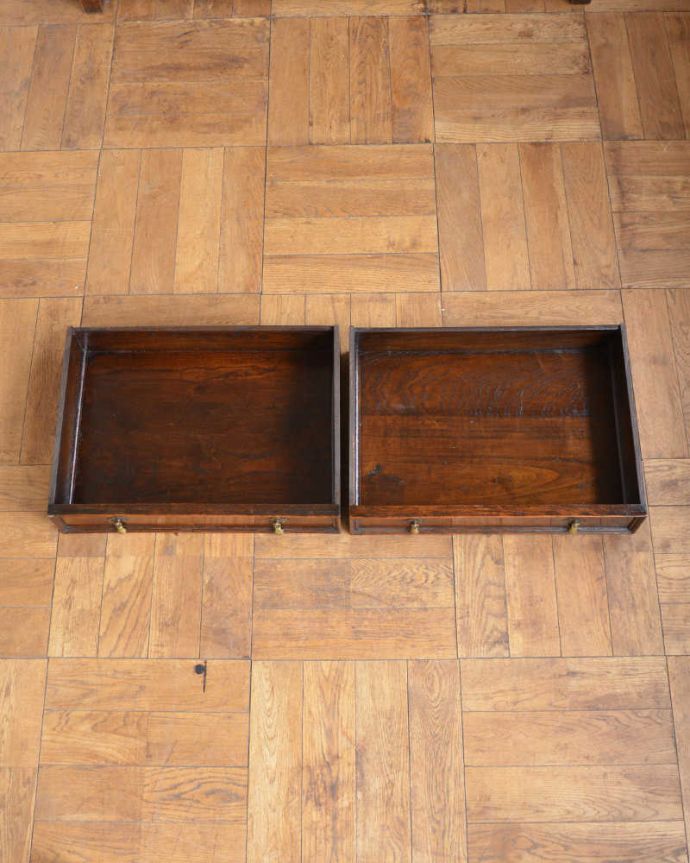 アンティークのキャビネット　アンティーク家具　英国輸入の和室にも馴染むアンティーク家具、オーバルミラーバックサイドボード。もちろん引き出しの中もキレイに修復しましたもともとシルバーのカトラリーなどを入れて収納していた引き出し。(q-1797-f)