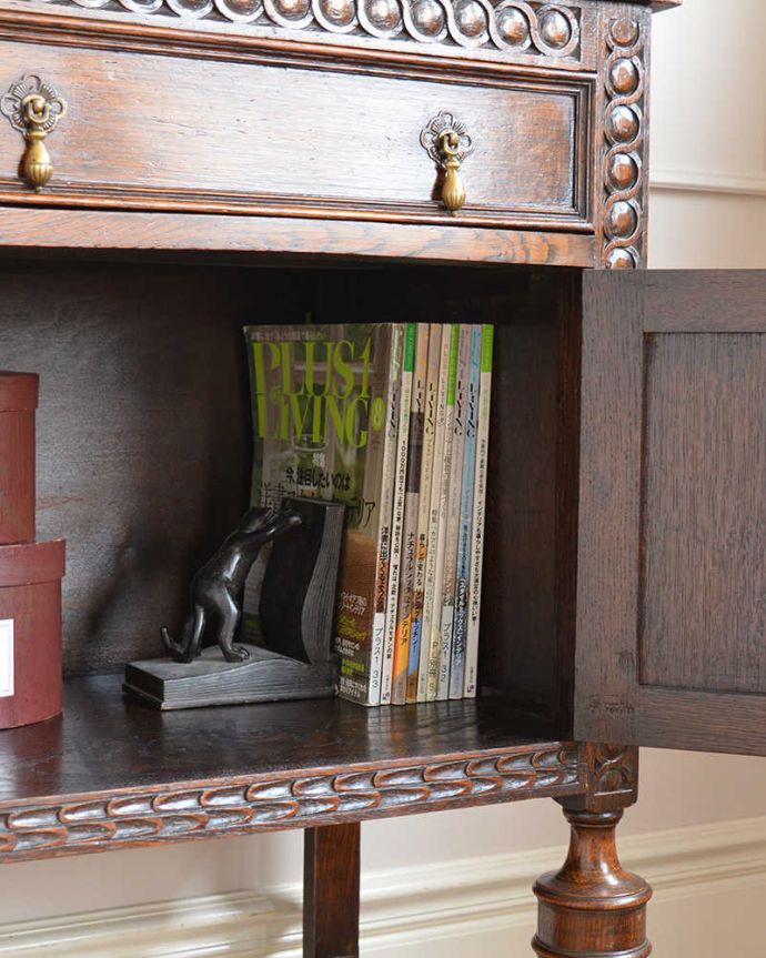 アンティークのキャビネット　アンティーク家具　英国輸入の和室にも馴染むアンティーク家具、オーバルミラーバックサイドボード。扉の中は収納たっぷりA4サイズの雑誌までしっかり収納出来ちゃう大きさ。(q-1797-f)