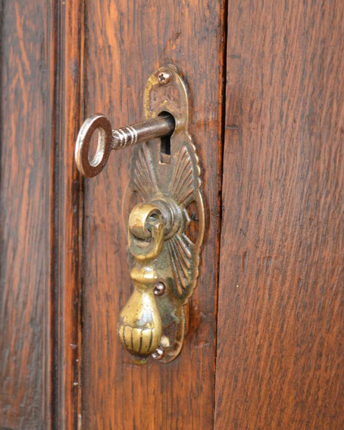 アンティークのキャビネット　アンティーク家具　英国輸入の和室にも馴染むアンティーク家具、オーバルミラーバックサイドボード。小さなパーツにもこだわりが取っ手だけを見ても現代の家具より質感がいいのがわかります。(q-1797-f)