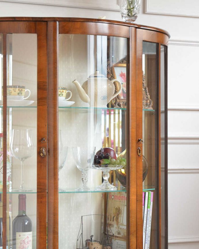アンティークのキャビネット アンティーク家具 イギリスで買い付けたアンティーク家具、ミラーに模様が付いたガラスキャビネット 。ガラス越しに中をのぞいてみると・・・光りが入るとミラーに反射してキラッと輝くから、中に入れたものにまるでスポットライトが当たっているように見えちゃうんです。(q-1798-f)