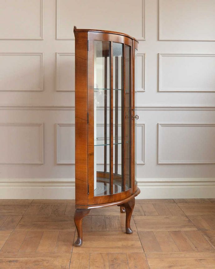 アンティークのキャビネット アンティーク家具 イギリスで買い付けたアンティーク家具、ミラーに模様が付いたガラスキャビネット 。横から見てもステキ背板以外の三方向がガラスで囲まれたキャビネット。(q-1798-f)