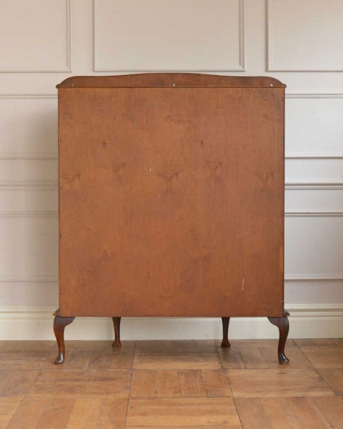 アンティークのキャビネット アンティーク家具 イギリスで買い付けたアンティーク家具、ミラーに模様が付いたガラスキャビネット 。もちろん背中を見てもキレイですアンティークは新品ではないので経年変化によるキズはありますが、専門の職人がキレイにお直ししたので、背中もキレイです。(q-1798-f)