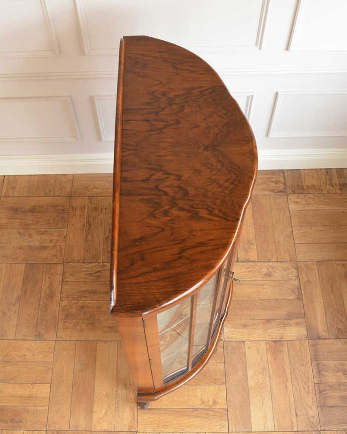 アンティークのキャビネット アンティーク家具 イギリスで買い付けたアンティーク家具、ミラーに模様が付いたガラスキャビネット 。上から見るとよく分かるキャビネットの形全体の形はこんな感じです。(q-1798-f)