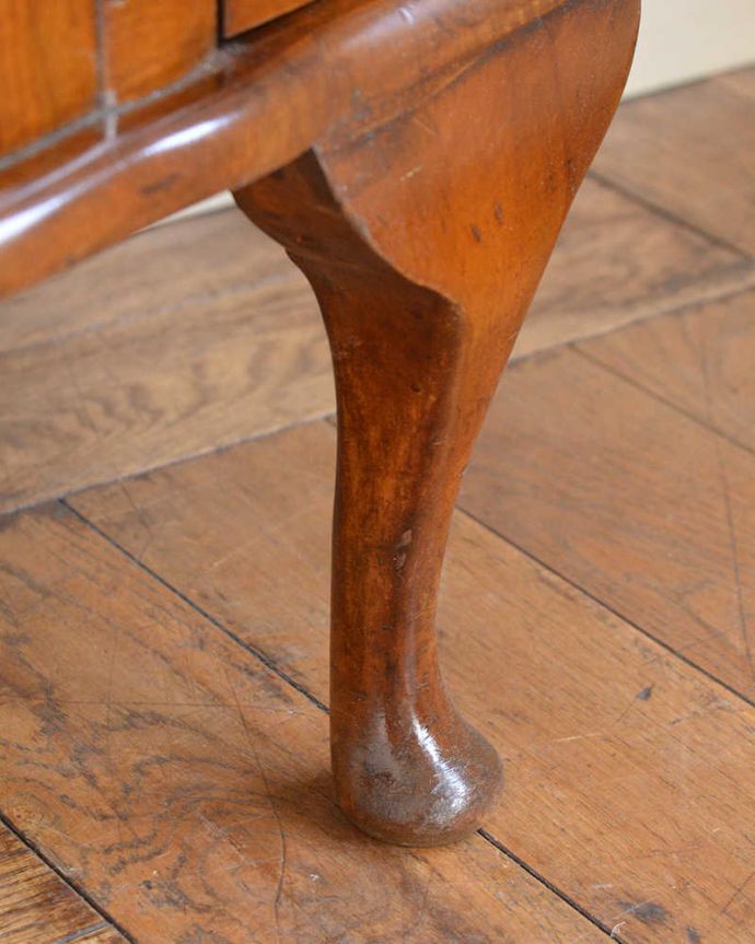 アンティークのキャビネット アンティーク家具 イギリスで買い付けたアンティーク家具、ミラーに模様が付いたガラスキャビネット 。女性1人でもラクに運べちゃうヒミツHandleのアンティークは、脚の裏にフェルトキーパーをお付けしているので、床を滑らせれば女性でも移動がカンタンに出来ます!ご安心下さい。(q-1798-f)