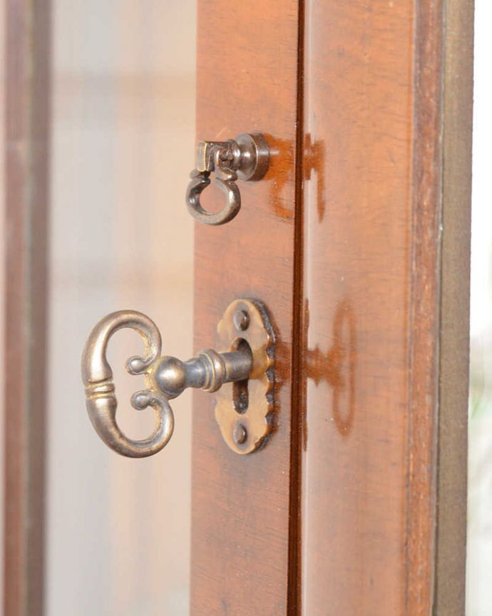 アンティークのキャビネット アンティーク家具 イギリスで買い付けたアンティーク家具、ミラーに模様が付いたガラスキャビネット 。開ける度にワクワクする取っ手取っ手もアンティークらしいデザイン。(q-1798-f)