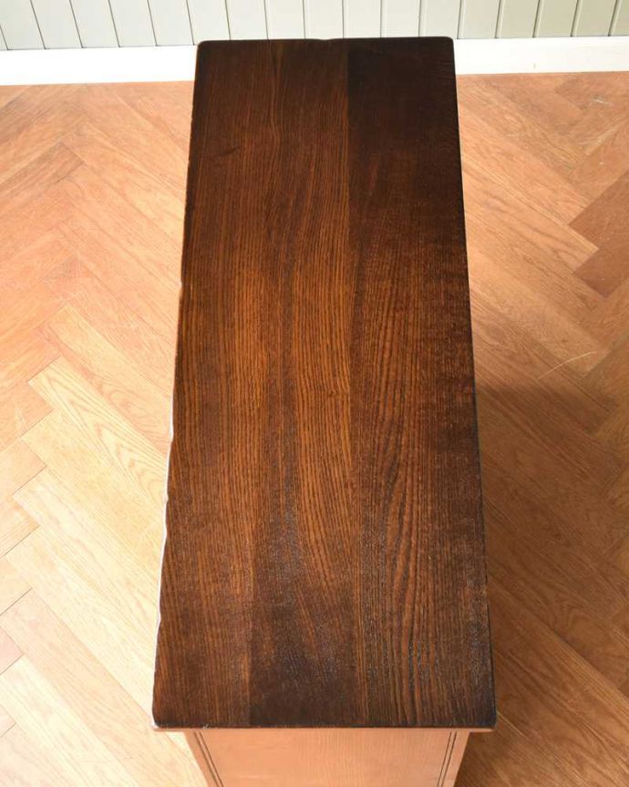 アンティークのキャビネット　アンティーク家具　書斎やリビングで使いたい英国輸入家具、素敵なアンティークブックシェルフ（本棚）。上から見てみると･･･天板の塗装も修復の際、もちろんキレイにお直ししました。(q-1799-f)