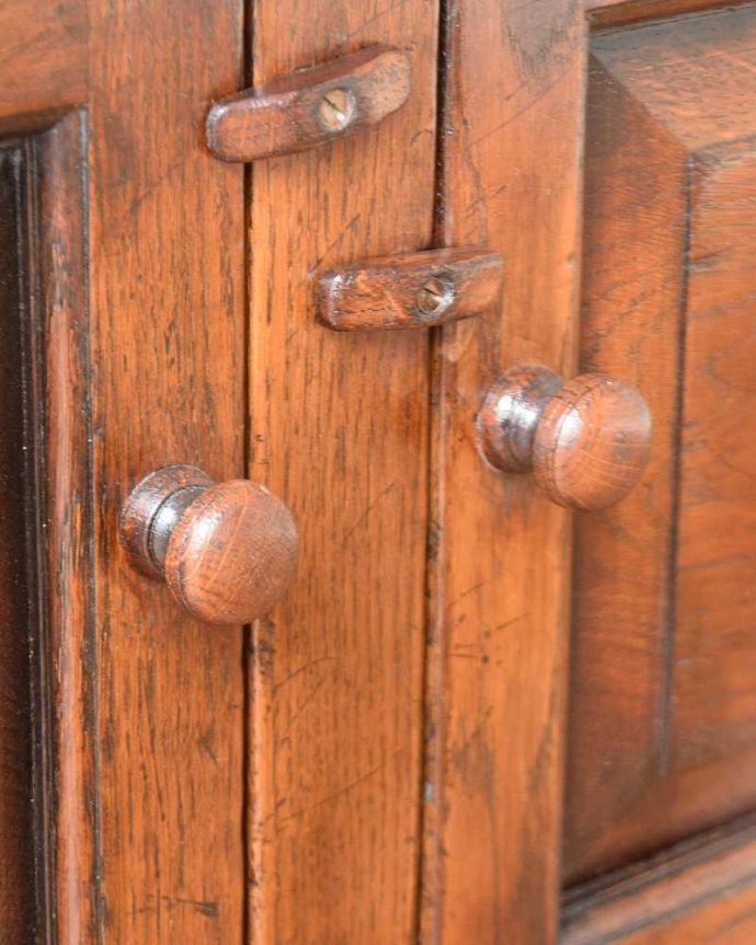 アンティークのキャビネット　アンティーク家具　書斎やリビングで使いたい英国輸入家具、素敵なアンティークブックシェルフ（本棚）。こんな所もアンティークらしさコロンと可愛い丸い取っ手です。(q-1799-f)