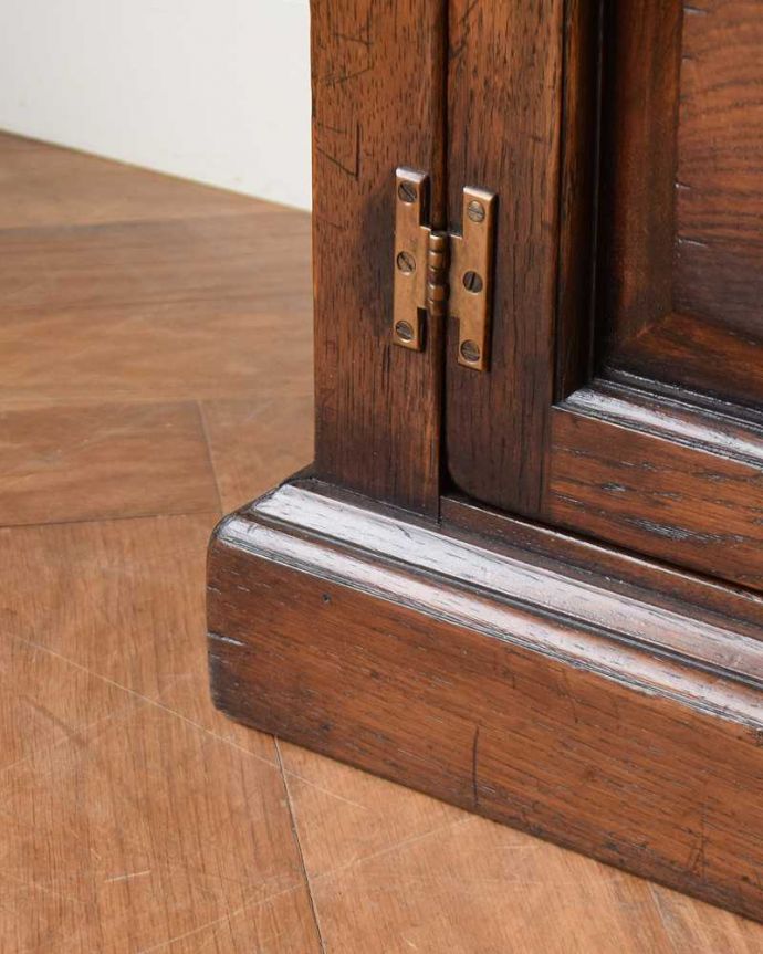 アンティークのキャビネット　アンティーク家具　書斎やリビングで使いたい英国輸入家具、素敵なアンティークブックシェルフ（本棚）。女性１人でラクラク運べちゃうんですHandleのアンティークは、脚の裏にフェルトキーパーをお付けしています。(q-1799-f)