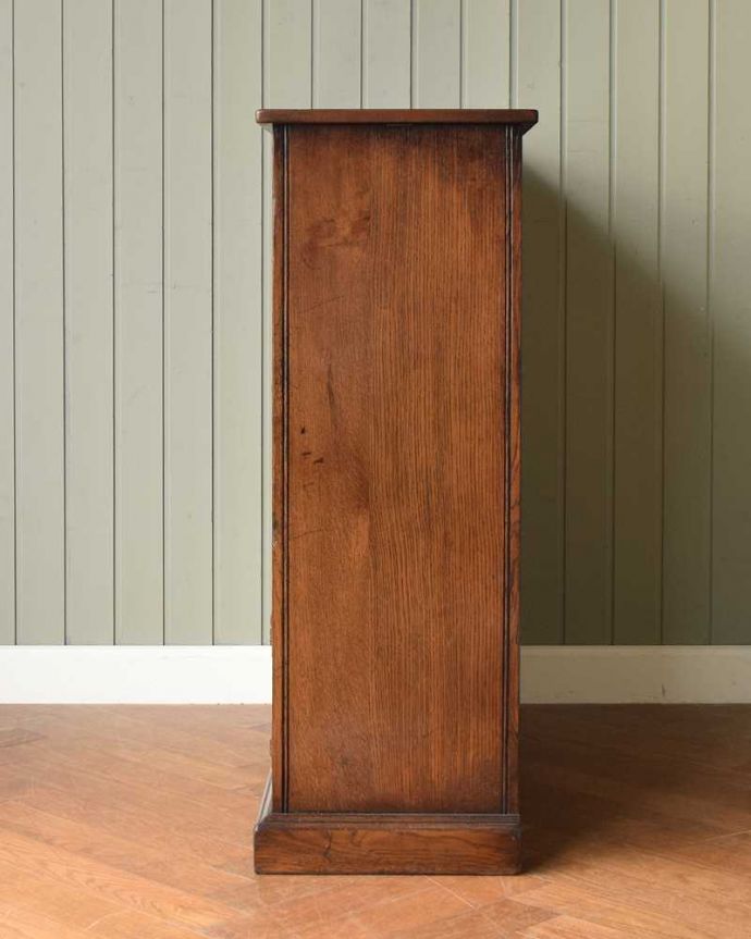 書斎やリビングで使いたい英国輸入家具、素敵なアンティークブック