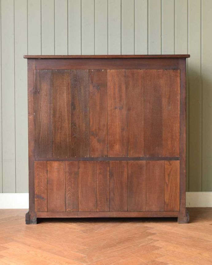 アンティークのキャビネット　アンティーク家具　書斎やリビングで使いたい英国輸入家具、素敵なアンティークブックシェルフ（本棚）。後ろ姿もチェックして下さいアンティークは新品ではないので、経年変化によるキズはありますが、専門の職人がキレイにお直しをしているので、後ろ姿までキレイです。(q-1799-f)