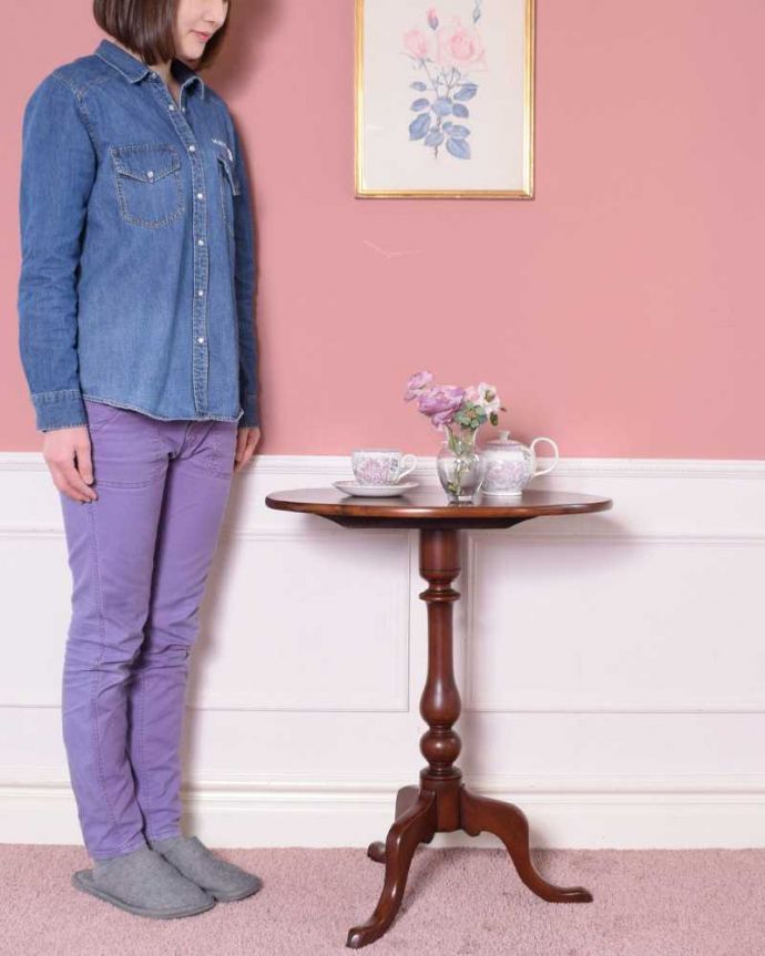 アンティークのテーブル アンティーク家具 英国アンティーク家具、脚先まで優雅なティーテーブル(ティルトップテーブル) 。使う時に天板をセット!便利な折りたたみ式のテーブルティルトップテーブルは、使う時に天板をセットするだけで、あっという間にテーブルに早変わりしちゃうんです。(q-1800-f)