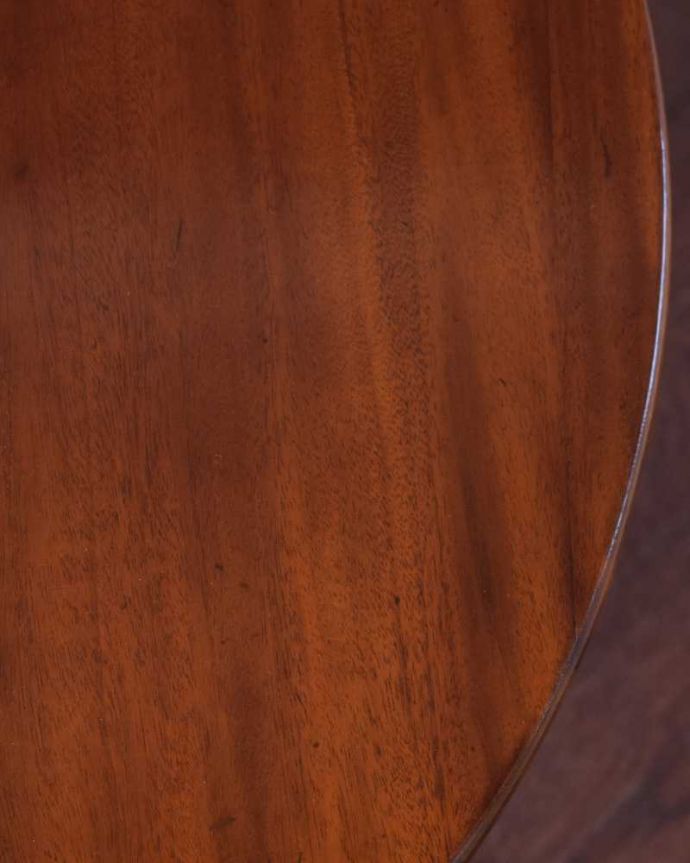 アンティークのテーブル アンティーク家具 英国アンティーク家具、脚先まで優雅なティーテーブル(ティルトップテーブル) 。ピッカピカに修復しました☆天板の塗装は職人がキレイに修復しているので、とてもキレイです!安心して使って下さい。(q-1800-f)