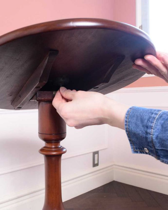 アンティークのテーブル アンティーク家具 英国アンティーク家具、脚先まで優雅なティーテーブル(ティルトップテーブル) 。あっという間に天板がセット出来ます女性でもカンタン。(q-1800-f)