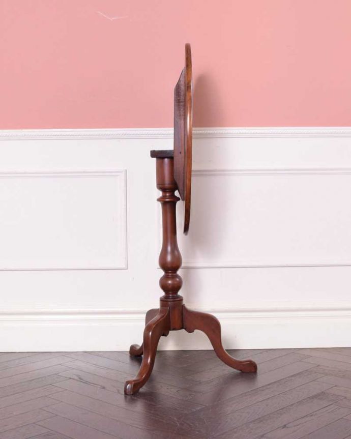 アンティークのテーブル アンティーク家具 英国アンティーク家具、脚先まで優雅なティーテーブル(ティルトップテーブル) 。横から見ると・・・よく分かるでしょう〜!使わないときはこんな風にコンパクトに収納できるので便利なんです。(q-1800-f)