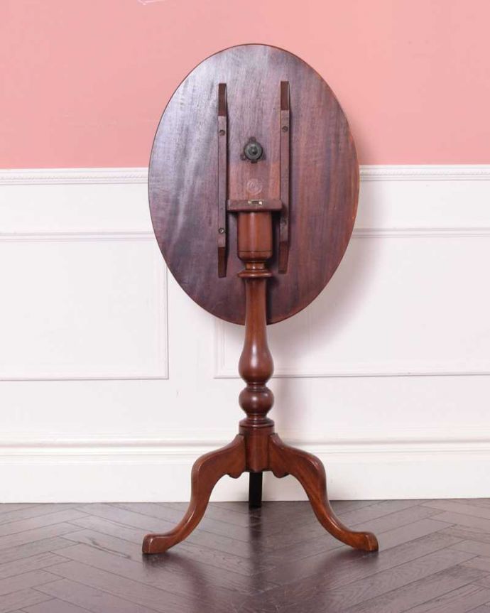 アンティークのテーブル アンティーク家具 英国アンティーク家具、脚先まで優雅なティーテーブル(ティルトップテーブル) 。立てて見ると、スクリーン畳んだ所を見るとこんな感じ。(q-1800-f)