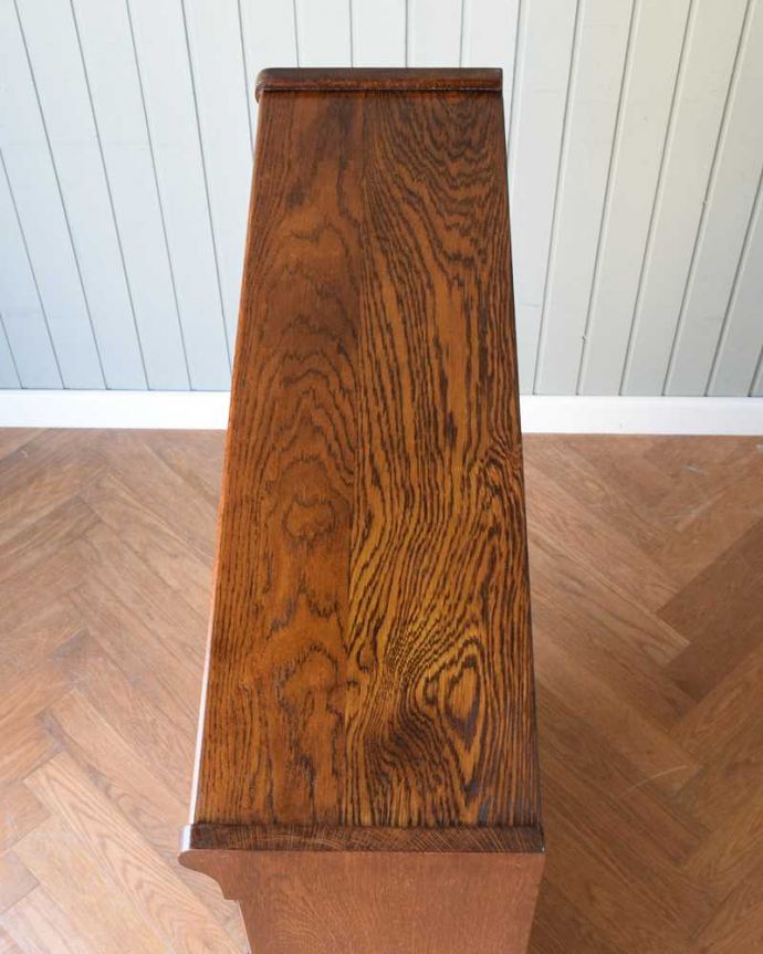 アンティークのキャビネット　アンティーク家具　重ねて積み上げるスタッキングブックケース、英国輸入のアンティークキャビネット 。上から形を見てみると･･･天板はこんな形です。(q-1801-f)