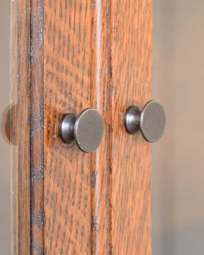 アンティークのキャビネット　アンティーク家具　重ねて積み上げるスタッキングブックケース、英国輸入のアンティークキャビネット 。開ける度にワクワク･･･取っ手もアンティーク家具らしいデザインです。(q-1801-f)