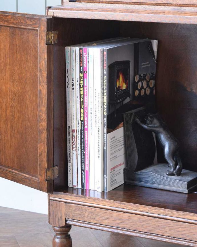 アンティークのキャビネット　アンティーク家具　重ねて積み上げるスタッキングブックケース、英国輸入のアンティークキャビネット 。扉の中は収納たっぷりA4サイズの雑誌までしっかり収納出来ちゃう大きさ。(q-1801-f)