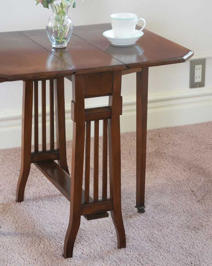 アンティーク家具 優雅なアンティーク英国サザーランドテーブル、伸張式のゲートレッグテーブル。自慢はやっぱりゲート(門)のような脚まるでゲート(門)が開くような脚の形から名前が付けられたゲートレッグテーブル。(q-1802-f)