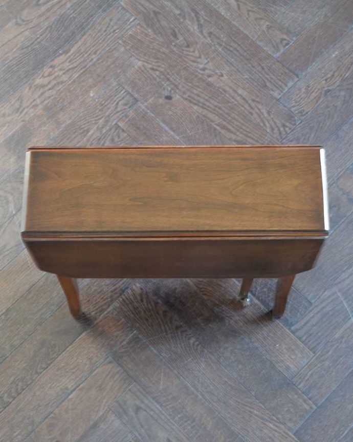 アンティーク家具 優雅なアンティーク英国サザーランドテーブル、伸張式のゲートレッグテーブル。畳むとこんなにスリムなサイズリーフを閉じた状態のテーブルを上から見るとこんな感じ。(q-1802-f)