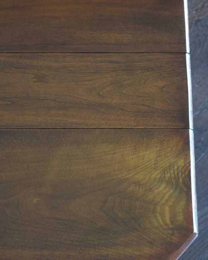 アンティーク家具 優雅なアンティーク英国サザーランドテーブル、伸張式のゲートレッグテーブル。近づいて見てみると・・・時間と手間暇を掛けて職人が丁寧にお直しした天板は、木目も美しいんです。(q-1802-f)