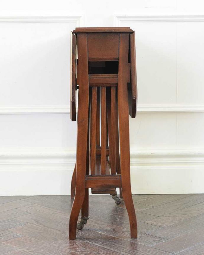 アンティーク家具 優雅なアンティーク英国サザーランドテーブル、伸張式のゲートレッグテーブル。意外にコンパクト昔、使わないとき壁にピタッと付けて収納出来るように作られたテーブル。(q-1802-f)