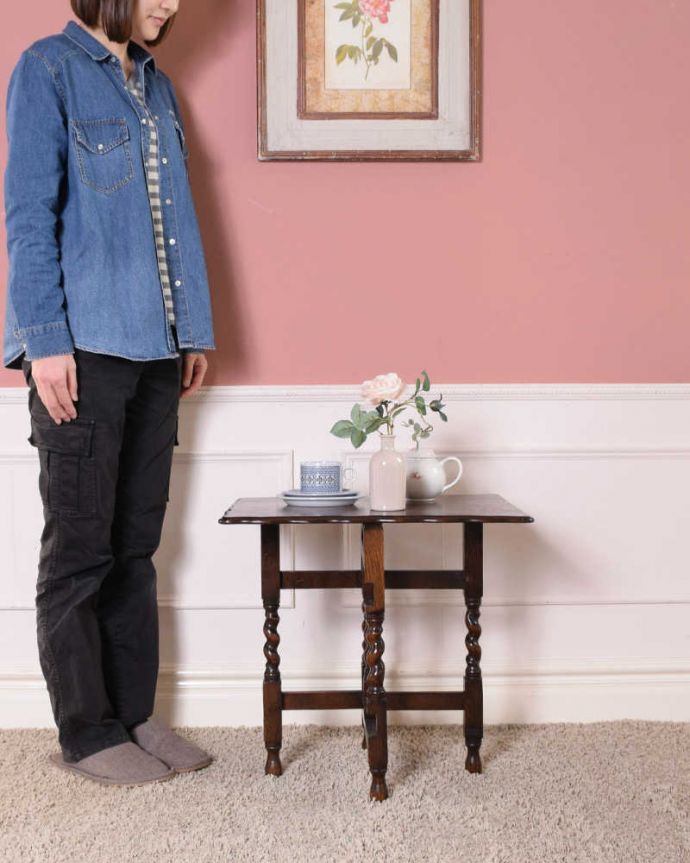 アンティークのテーブル アンティーク家具 英国輸入の畳めるアンティークサイドテーブル、伸張式家具(コーチングテーブル) 。使う時に天板をセット!便利な折りたたみ式のテーブルコーチングテーブルは、使う時に天板をセットするだけで、あっという間にテーブルに早変わりしちゃうんです。(q-1803-f)