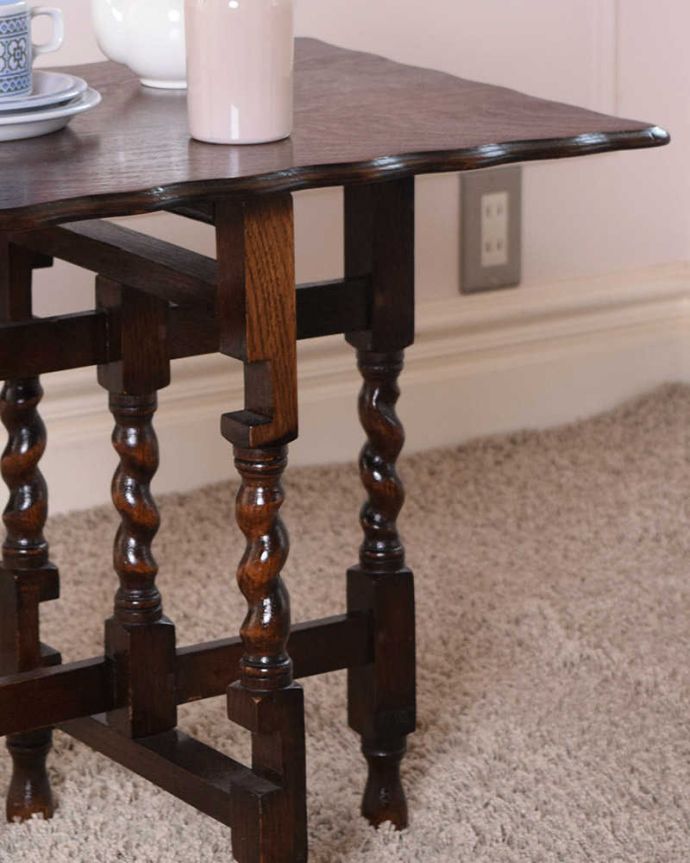 アンティークのテーブル アンティーク家具 英国輸入の畳めるアンティークサイドテーブル、伸張式家具(コーチングテーブル) 。間違いなし!英国アンティーク定番のデザインクルックルッとしなやかに巻かれた女性らしいデザインが印象的なツイスト脚。(q-1803-f)