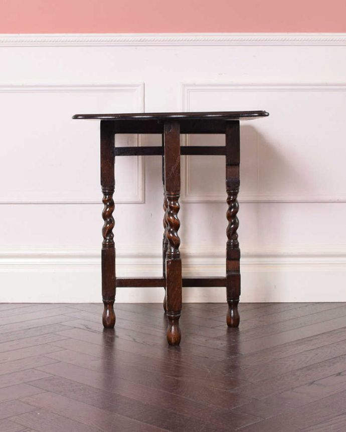 アンティークのテーブル アンティーク家具 英国輸入の畳めるアンティークサイドテーブル、伸張式家具(コーチングテーブル) 。サイドはこんな感じ横から見るとこんな感じ。(q-1803-f)