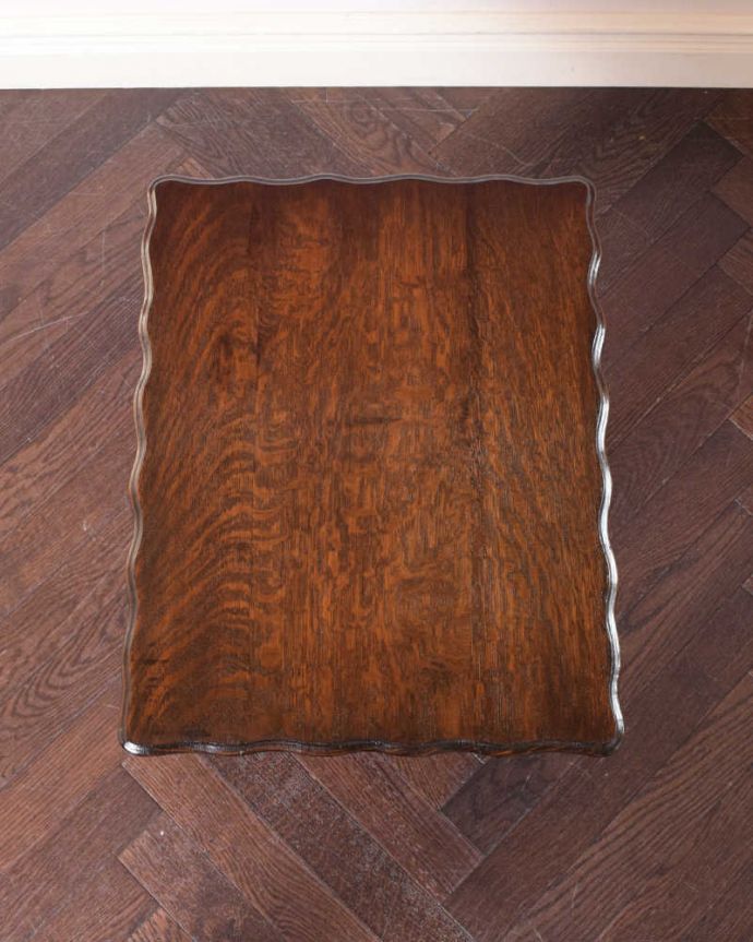 アンティークのテーブル アンティーク家具 英国輸入の畳めるアンティークサイドテーブル、伸張式家具(コーチングテーブル) 。テーブルを上から見ると、こんな感じです。(q-1803-f)